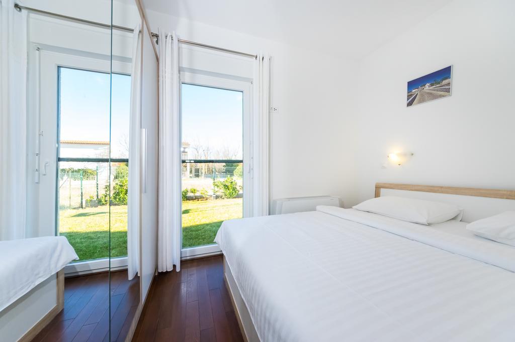 Queen Beach Apartments Нін Екстер'єр фото